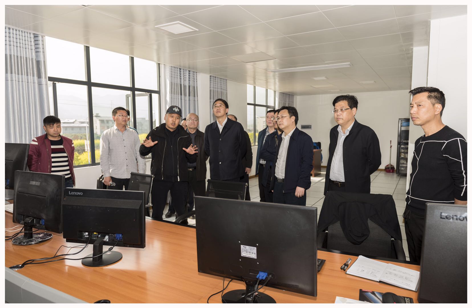 張家界市委、常委常務(wù)副市長(zhǎng)羅智斌一行來(lái)我公司調(diào)研指導(dǎo)工作